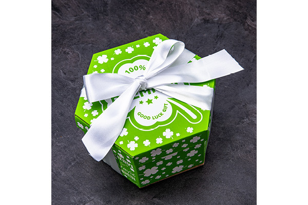 Ozdobná bílá mašle na Giftboxeo - Čtyřlístek