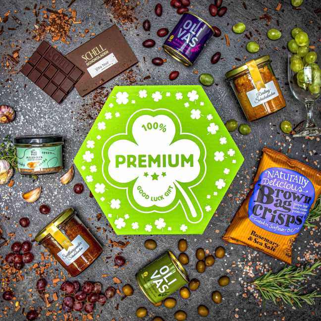 Giftboxeo ajándék készletek Négylevelű lóhere tele bor mellé való falatokkal